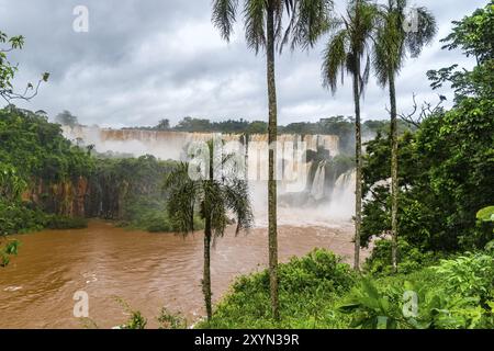 Blick auf die Iguazu Wasserfälle an der Grenze zwischen Argentinien und Brasilien vor dem Regen in der Regenzeit Stockfoto