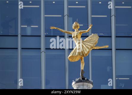 LONDON/UK, 21. MÄRZ: Replik der Statue von Anna Pavlova auf der Cupola des Victoria Palace Theatre in London am 21. März 2018 Stockfoto