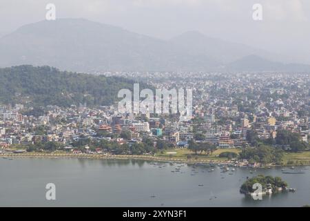 Blick auf Pokhara Lakeside und Fewa Tal vom Fußweg zur Weltfriedenspagode Stockfoto