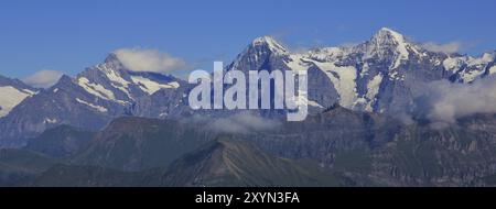 Eiger Nordwand. Blick vom Berg Niesen. Hochgebirge Finsteraarhorn, Eiger und Mönch im Sommer Stockfoto