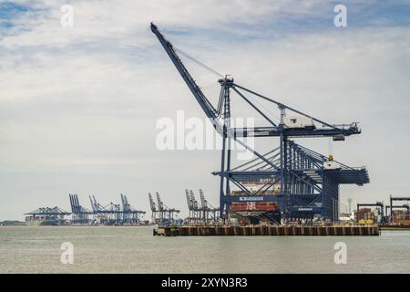 Felixstowe, Suffolk, England, Vereinigtes Königreich, 28. Mai, 2017: der Hafen von Felixstowe mit einigen Kränen, Containern und einem Containerschiff Stockfoto