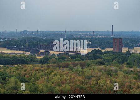 Moers, Nordrhein-Westfalen, Deutschland, 03. August 2018: Blick über das Ruhrgebiet von Halde Rheinpreussen, nach Osten in Richtung Duisburg und Haus-K Stockfoto