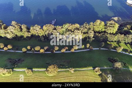 Tutzing, Bayern, Deutschland 29. August 2024: Ein Sommertag in Tutzing Landkreis Starnberg. Hier der Blick aus der Luft, Drohne auf den Kustermannpark und Johannishügell, oben das Ufer vom Starnberger See *** Tutzing, Bayern, Deutschland 29. August 2024 Ein Sommertag im Stadtteil Tutzing Starnberg hier der Blick aus der Luft, Drohne auf den Kustermannpark und Johannishügell, oberhalb des Ufers des Starnberger Sees Stockfoto