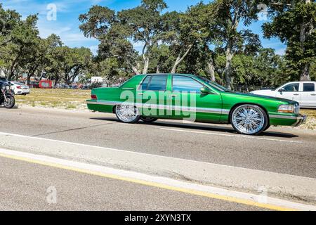 Gulfport, MS - 07. Oktober 2023: Weitwinkel-Seitenansicht einer Buick Roadmaster Limousine aus dem Jahr 1996 auf einer lokalen Autoshow. Stockfoto