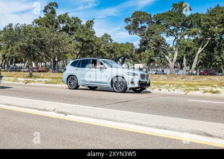 Gulfport, MS - 07. Oktober 2023: Weitwinkel-Eckansicht eines 2023er BMW X3 sDrive30i SUV auf einer lokalen Automobilausstellung. Stockfoto