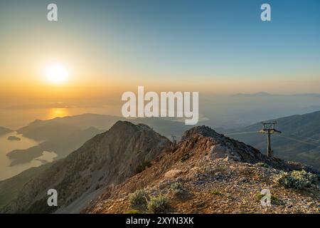 Babadag Bergwelt bei Sonnenuntergang mit Blick auf den Strand Oludeniz in Fethiye, Türkei Stockfoto