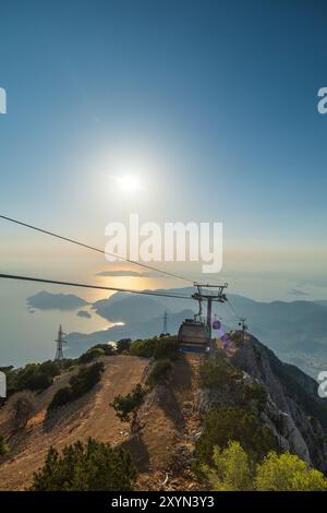 Babadag Bergwelt bei Sonnenuntergang mit Seilbahn mit Blick auf den Strand Oludeniz in Fethiye, Türkei Stockfoto