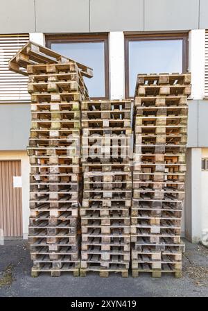 Stapel verwendet Holzpaletten in einem Hinterhof Stockfoto