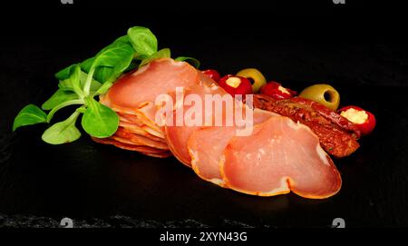 Spanische Lomo luftgetrocknete Schweinelende mit Oliven und Frischkäse gefüllte Paprika Stockfoto