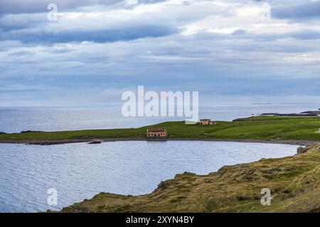 Verlassene und verlassene Bauernhäuser an der Küste Islands Stockfoto