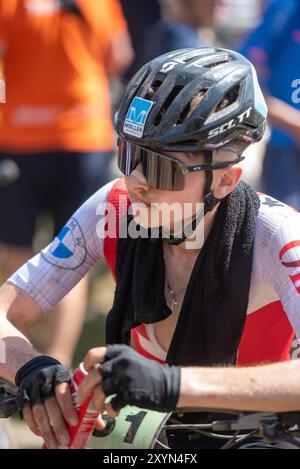 PAL Arinsal, Andorra : August 30 2024 : Radfahrer nach dem Rennen in der UCI Mountain Bike World Championships CROSS-COUNTRY OLYMPIC MEN JUNIOR Andorra 2 Stockfoto