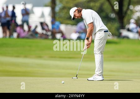 Atlanta, Georgia, USA. August 2024. Tommy Fleetwood (eng) hat das erste Grün während der ersten Runde bei der TOUR Championship 2024 im East Lake Golf Club gewonnen. (Kreditbild: © Debby Wong/ZUMA Press Wire) NUR REDAKTIONELLE VERWENDUNG! Nicht für kommerzielle ZWECKE! Stockfoto