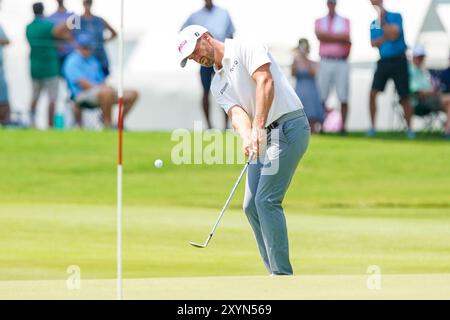 Atlanta, Georgia, USA. August 2024. Wyndham Clark (USA) stürzt sich in der ersten Runde bei der TOUR Championship 2024 im East Lake Golf Club auf das erste Grün. (Kreditbild: © Debby Wong/ZUMA Press Wire) NUR REDAKTIONELLE VERWENDUNG! Nicht für kommerzielle ZWECKE! Stockfoto