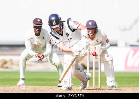 Birmingham, Großbritannien. 30. August 2024. #27, Michael Booth aus Warwickshire im Kampf mit dem Fledermaus während des Spiels der Vitality County Championship Division One zwischen Warwickshire CCC und Kent CCC am 30. August 2024 im Edgbaston Cricket Ground, Birmingham, England. Foto von Stuart Leggett. Nur redaktionelle Verwendung, Lizenz für kommerzielle Nutzung erforderlich. Keine Verwendung bei Wetten, Spielen oder Publikationen eines einzelnen Clubs/einer Liga/eines Spielers. Quelle: UK Sports Pics Ltd/Alamy Live News Stockfoto