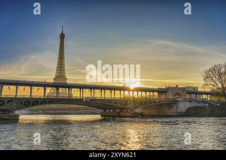 Paris Frankreich Sonnenaufgang über die Skyline der Stadt am Eiffelturm und der seine-Brücke Bir-Hakeim Stockfoto