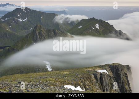 Nebelatmosphäre in den Bergen, Flakstadoeya, Lofoten, Norwegen, Juli 2015, Europa Stockfoto