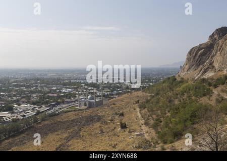 Blick auf eine Moschee vom heiligen Sulaiman Berg in Osh, Kirgisistan, Asien Stockfoto