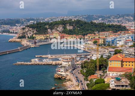 Nizza, Frankreich - 7. August 2024: Blick auf den Hafen in der französischen Stadt Nizza. Stockfoto