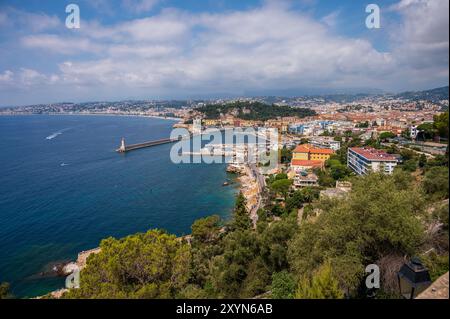 Nizza, Frankreich - 7. August 2024: Blick auf den Hafen in der französischen Stadt Nizza. Stockfoto