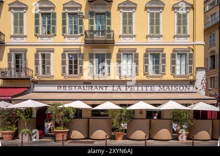 Nizza, Frankreich - 7. August 2024: Restaurant La Petite Maison in der französischen Stadt Nizza. Stockfoto