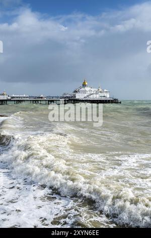 EASTBOURNE, EAST SUSSEX/UK, 21. OKTOBER: Tail End of Storm Brian Racing am Eastbourne Pier in East Sussex am 21. Oktober 2017 Stockfoto