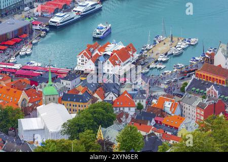 Bergen, Norwegen, 30. Juli 2018: Stadtbild mit bunten traditionellen Häusern und Fischmarkt, Europa Stockfoto