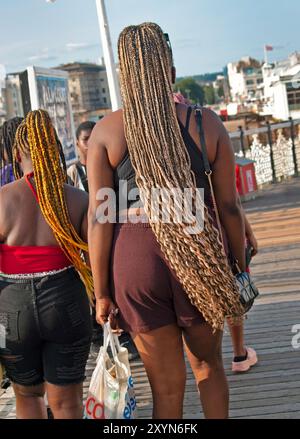 Lange Haarverlängerungen am Pier in Brighton, England Stockfoto