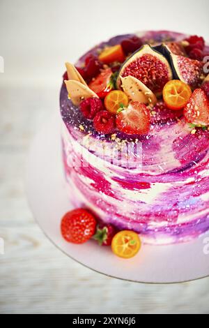 Schönes helles Kuchen auf ein Porzellan Kuchen mit Früchten dekoriert. Close Up. Ansicht von oben Stockfoto