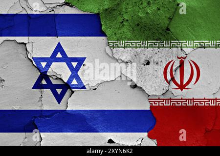 Flaggen von Israel und Iran auf zerrissene Wand gemalt Stockfoto