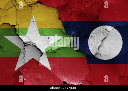 Flaggen von Myanmar und Laos auf gerissene Wand gemalt Stockfoto