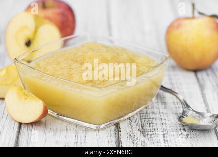 Portion hausgemachter Apfelmus (selektiver Fokus, Nahaufnahme) auf Vintage-Hintergrund Stockfoto