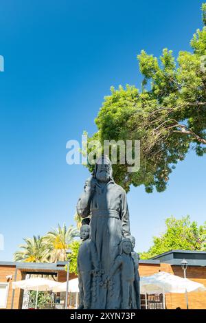 Demre, Türkei - 05.20.2024: Statue des Heiligen Nikolaus in der Nikolaikirche in Demre, Antalya, Türkei. Es ist eine historische oströmische Basilika Kirche der antiken Stadt Myra. Stockfoto