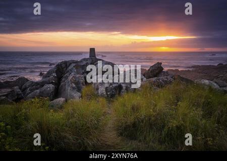 Wunderschöner Sonnenuntergang, Felsenstrandlandschaft, friedliche Entspannung mit Wellen, die den atlantik in Spanien stürzten Stockfoto