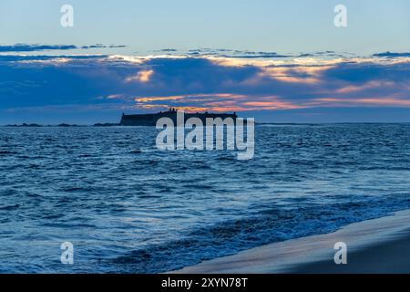 Blick auf Praia de Moledo und Festung Insua in Caminha, Portugal Stockfoto