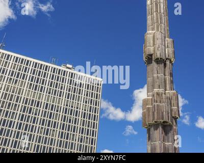 Ein architektonisch einzigartiger Wolkenkratzer neben einem modernen Bürogebäude unter blauem Himmel, stockholm, ostsee, schweden, skandinavien Stockfoto