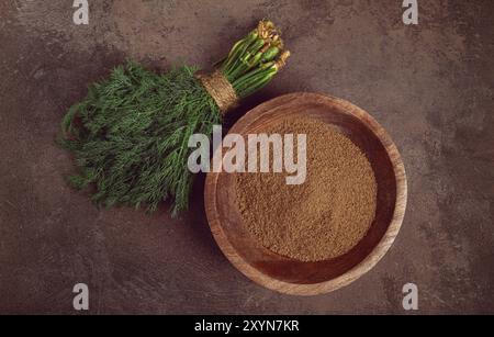 Getrockneter Dill, in einer Keramikschale, ein Haufen frischer Dill, Gewürze, Blick von oben, keine Leute Stockfoto