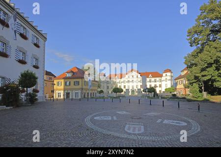 Rathaus Alte Burg mit Mosaikwappen der Zwillingsstädte und Neuen Burg aus dem Jahr 1712, Montfortplatz, Barockschloss, Tettnang, Con-See Stockfoto