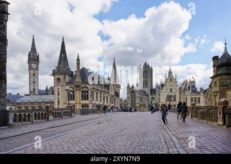 St. Michael Brücke mit dem ehemaligen Postgebäude und der gotischen St. Nikolaus Kirche, Gent, Flandern, Belgien, Europa Stockfoto