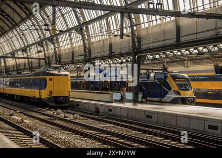 Amsterdam, Niederlande, märz 2022. Niederländische Bahn in der Landschaft und im Hauptbahnhof. Stockfoto