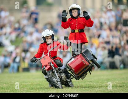 Das IMPS Motorcycle Display Team tritt während der Chatsworth Country Fair im Chatsworth House in Bakewell, Derbyshire auf. Bilddatum: Freitag, 30. August 2024. Stockfoto