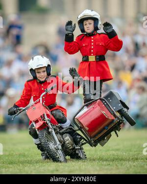 Das IMPS Motorcycle Display Team tritt während der Chatsworth Country Fair im Chatsworth House in Bakewell, Derbyshire auf. Bilddatum: Freitag, 30. August 2024. Stockfoto