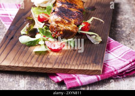 Gegrilltes Schweinesteak auf einem Spieß Stockfoto