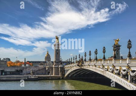 Paris Frankreich, Skyline der Stadt an der seine-Brücke Pont-Alexandre-III und Esplanade des Invalides mit Herbstlaub Stockfoto