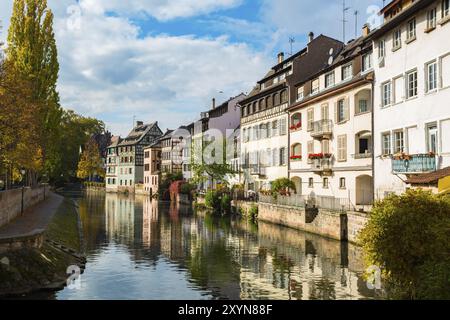 Blick auf den Kanal in Petite France, Straßburg, Frankreich, Europa Stockfoto