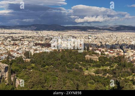 Die Stadt Athen aus der Vogelperspektive von den Akropolis-Hügeln Stockfoto