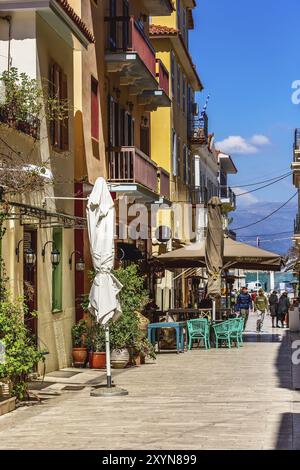 Nafplio, Griechenland, 30. März 2019: Altstadtstraßenpanorama mit Souvenirläden und Café in Nafplion, Peloponnes, Europa Stockfoto