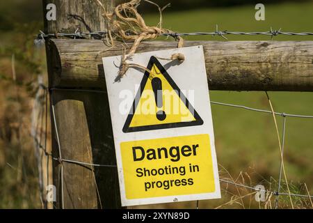 Zeichen: Gefahr schießen in Fortschritt, in der Nähe von Ystradfellte in Powys, Wales, UK gesehen Stockfoto