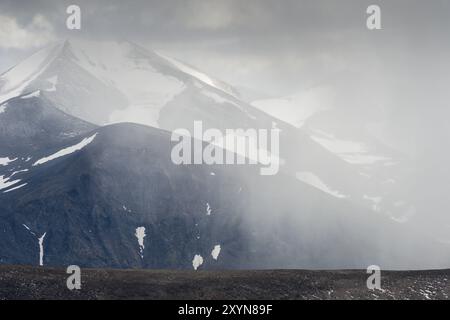 Schneeschauer über dem Mount Katotjakka, Norrbotten, Lappland, Schweden, Juli 2013, Europa Stockfoto