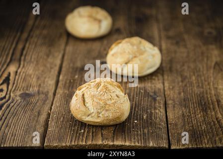 Frisch zubereitete deutsche Brötchen auf einem alten und rustikalen Holztisch, selektiver Fokus, Nahaufnahme Stockfoto