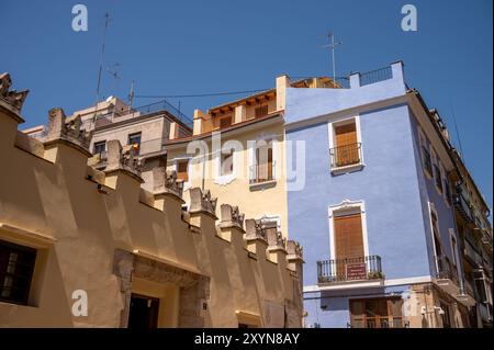 Valencia, Spanien - 5. August 2024: Blick auf farbenfrohe Gebäude in der schönen Altstadt. Stockfoto